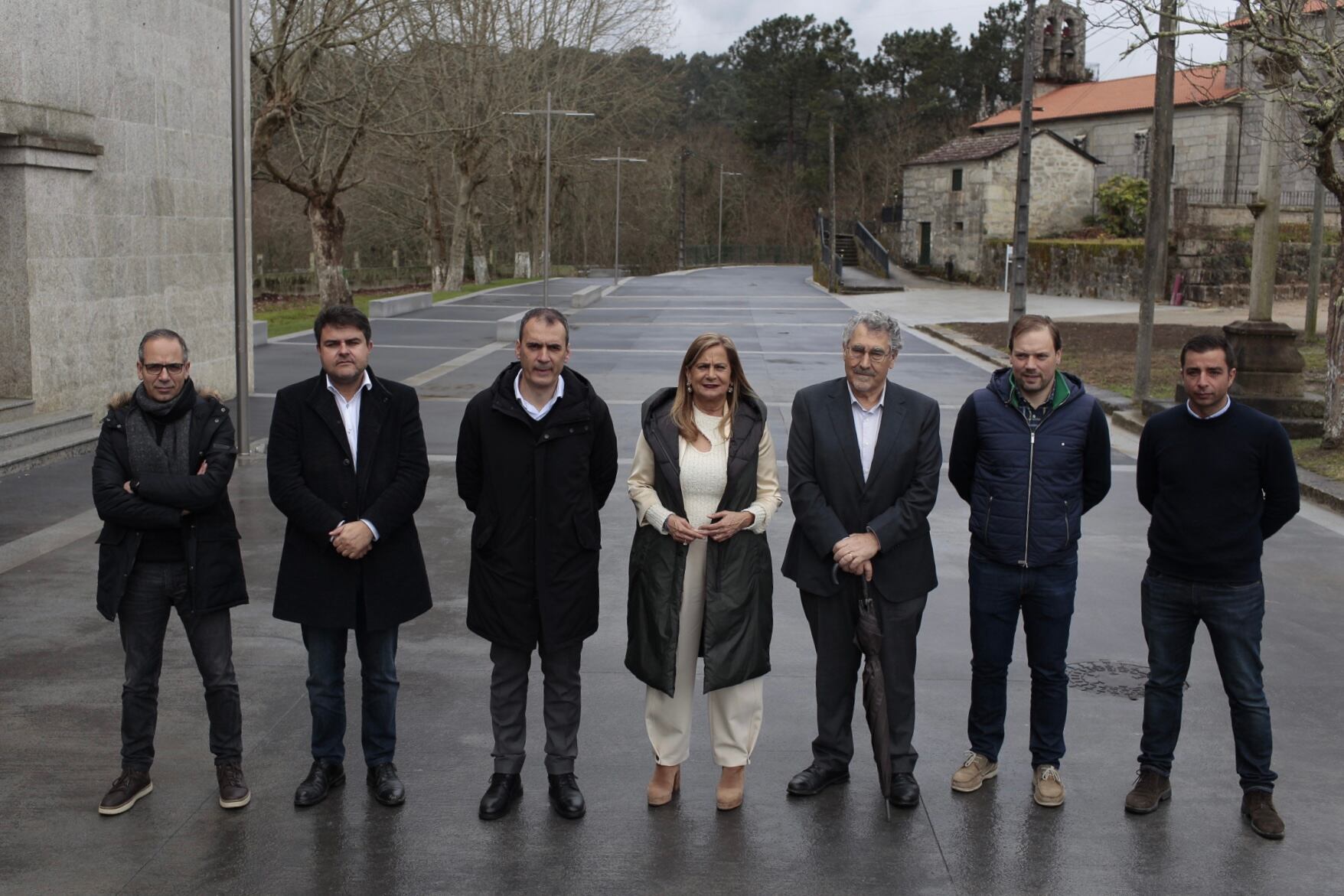 La presidenta de la Diputación, Carmela Silva (centro), junto al alcalde de Tui, Enrique Cabaleiro y otros representantes políticos en Ribadelouro.