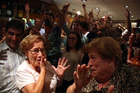 La madre de los hermanos Roca celebra con sus nietos el regreso de El Celler de Can Roca al trono de la gastronomía mundial.