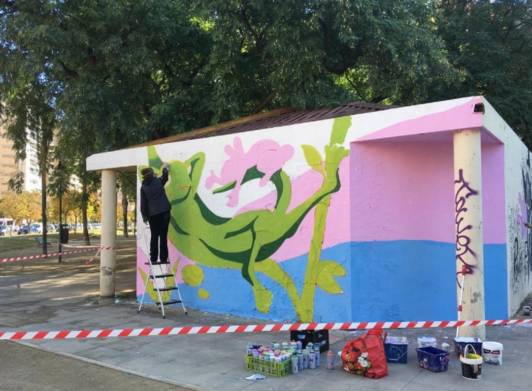 Uno de los actos con los que Lambda ha celebrado su 35 aniversario es la pintada de un mural reivindicativo en València. 