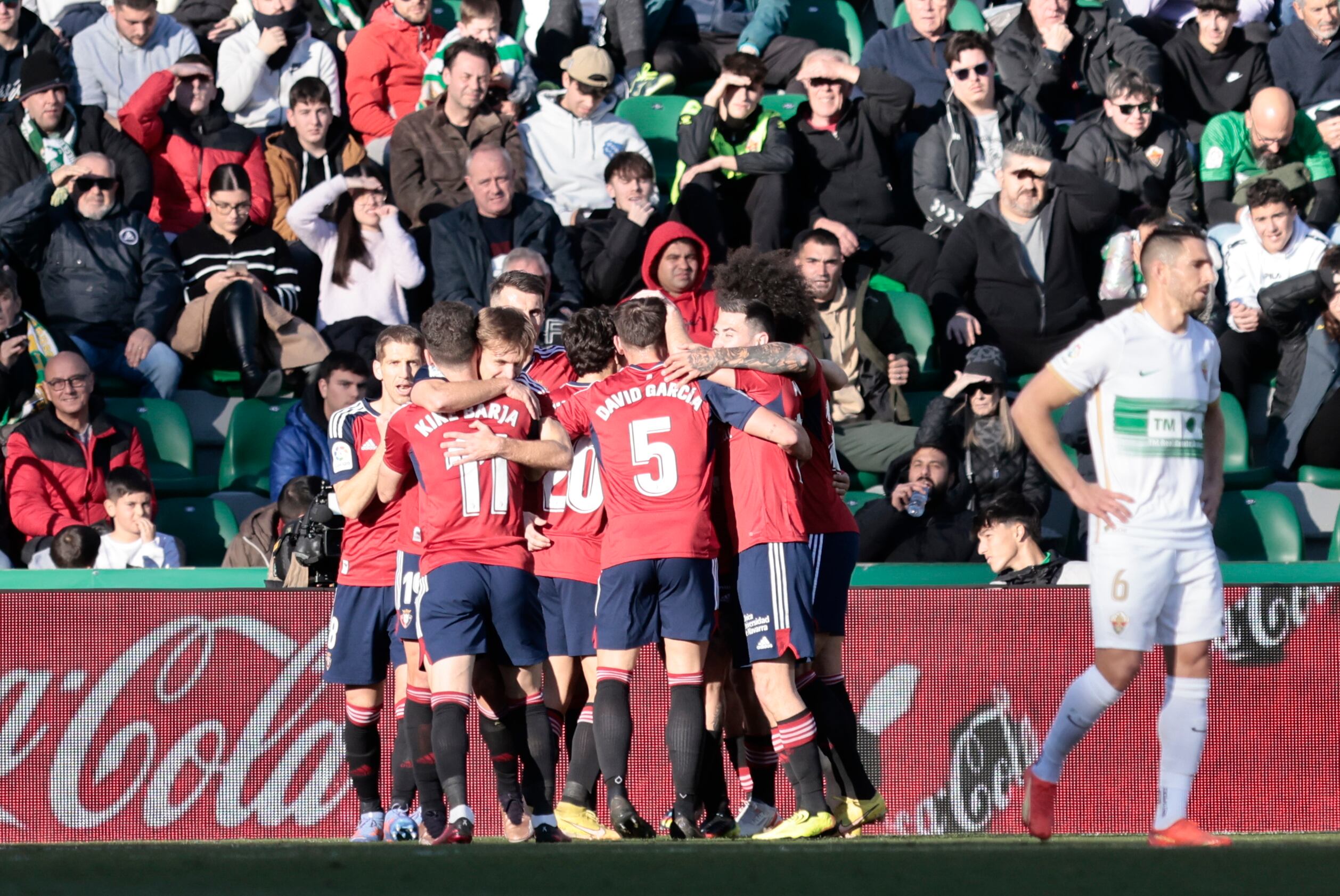 Los jugadores del Osasuna celebran tras anotar el 0-1 por medio de el Chimy Ávila ante el Elche en el Martínez Valero