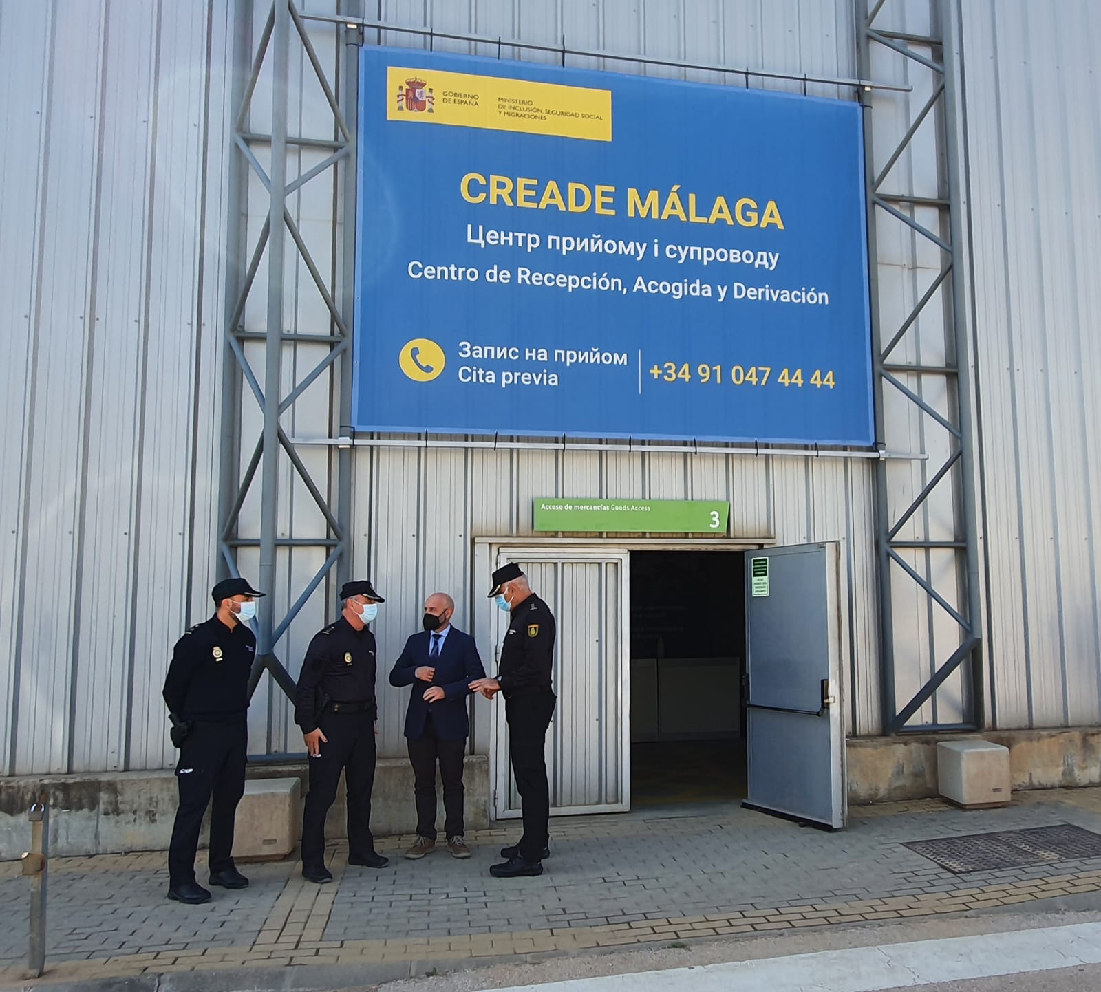 El subdelegado del Gobierno, Javier Salas, ha visitado las instalaciones habilitadas por el Ministerio de Inclusión, Seguridad Social y Migraciones en el FYCMA