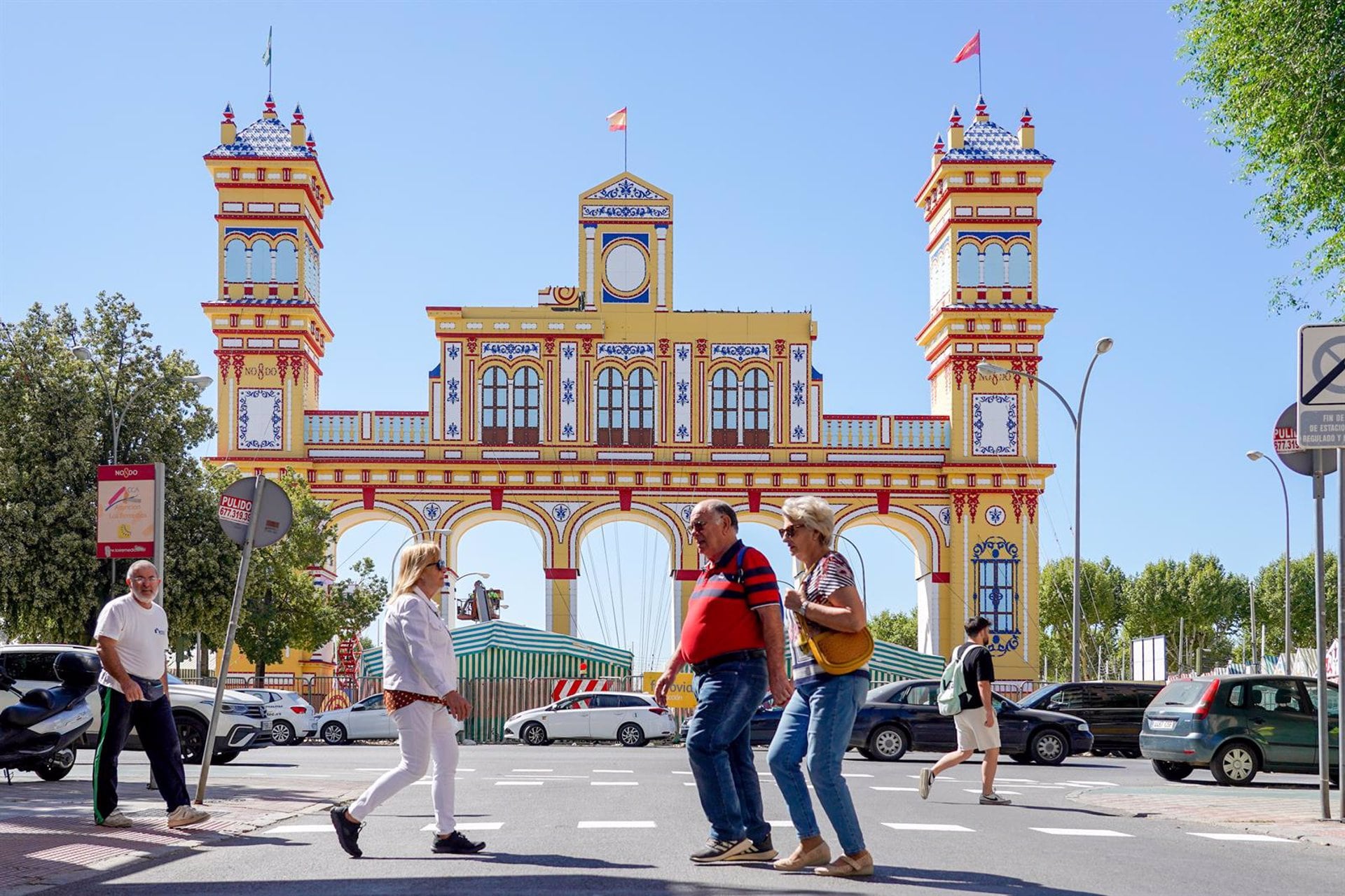 Ultimando los trabajos de la Portada del recinto ferial donde se celebrará la Feria de Sevilla del 2023 en Sevilla.