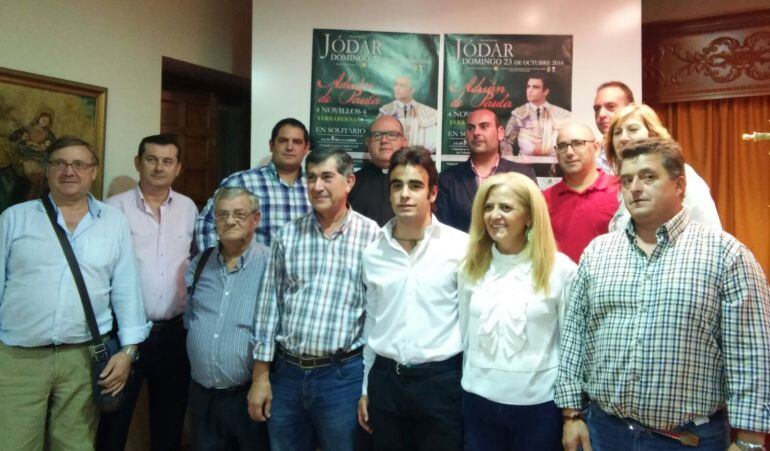 Foto de familia, antre el cartel, con presencia del novillero, empresa, concejales y representantes de las cofradías