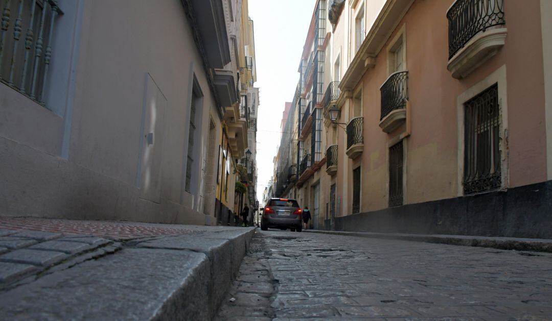 Un vehículo transita en la calle Veedor