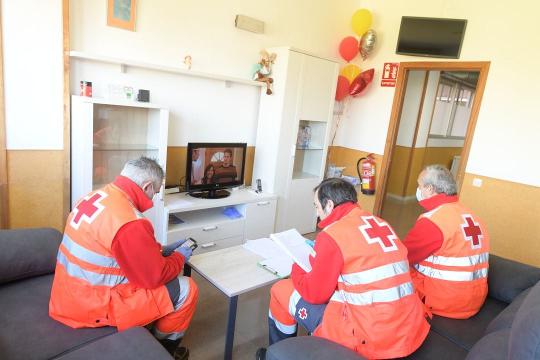 Un grupo de voluntarios de Cruz Roja en Burgos durante la pandemia