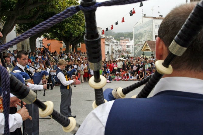 La banda Bagad Glazick Kemper de Bretaña actúa en la Plaza Isabel II de Ortigueira como inauguración del 29 Festival del Mundo Celta de Ortigueira