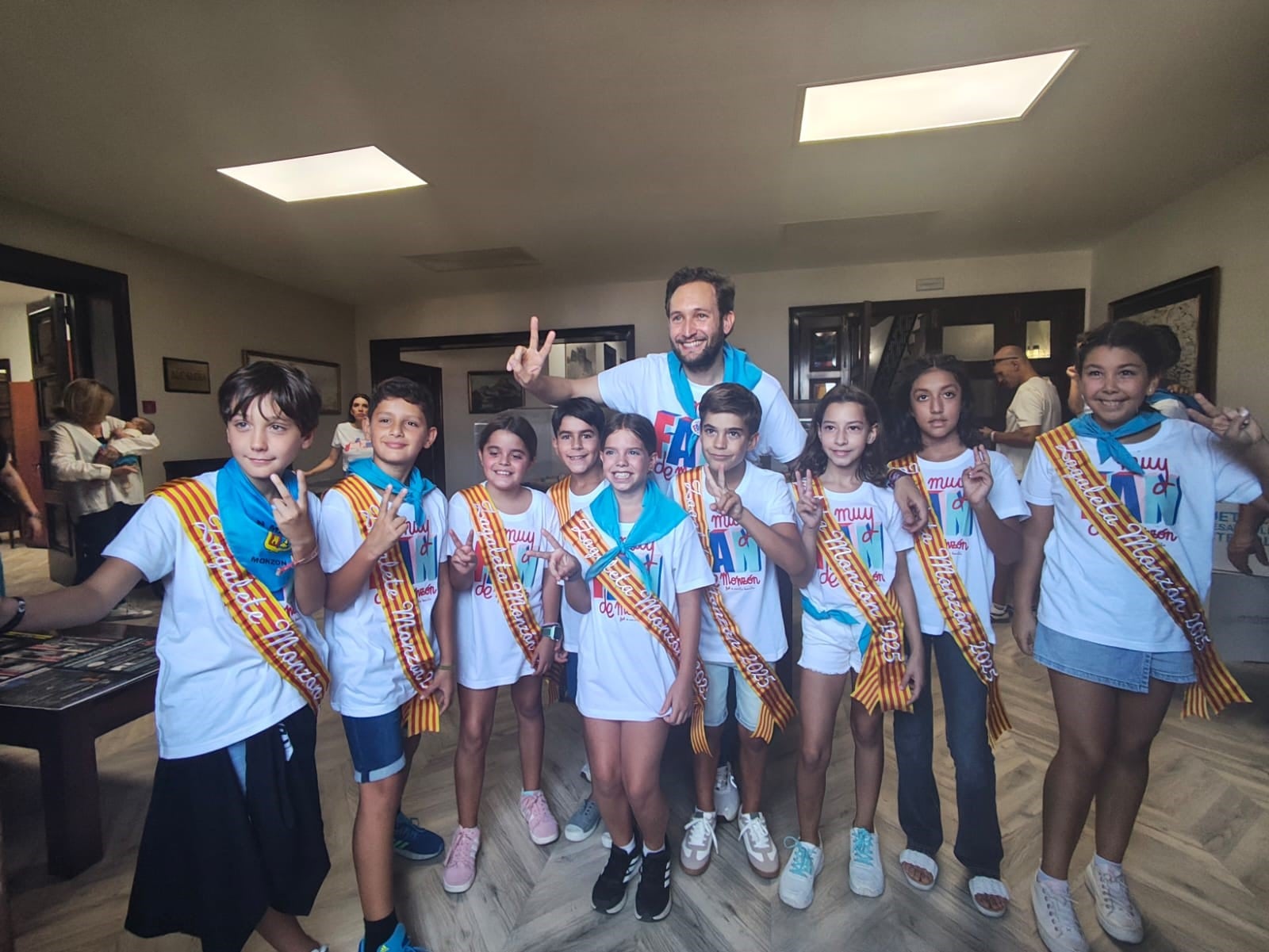 El alcalde de Monzón Isaac Claver con las zagaletas y zagalates. Foto. Ayto. de Monzón