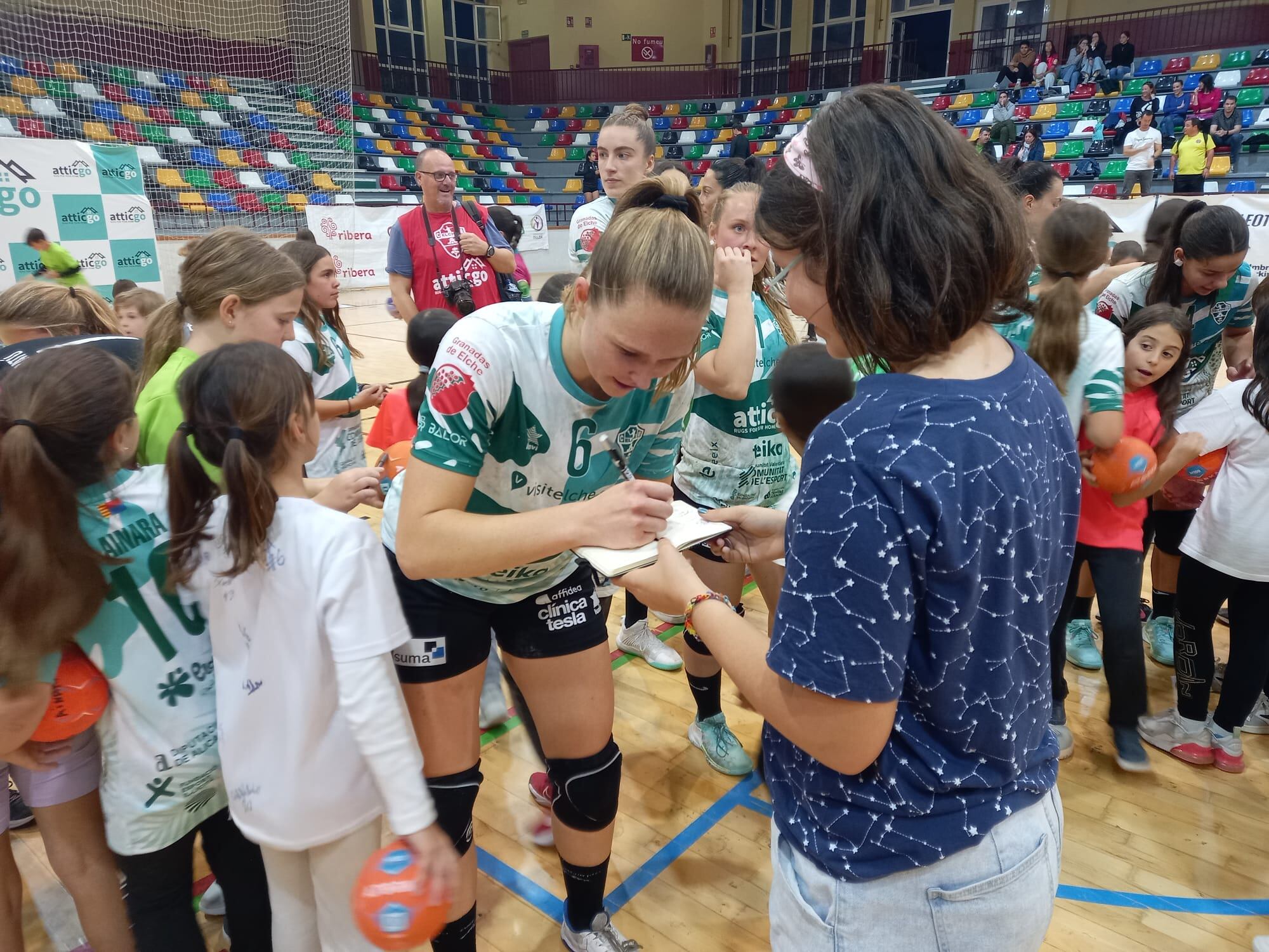 Las jugadoras del Elche Atticgo firmaron autógrafos a los más jóvenes