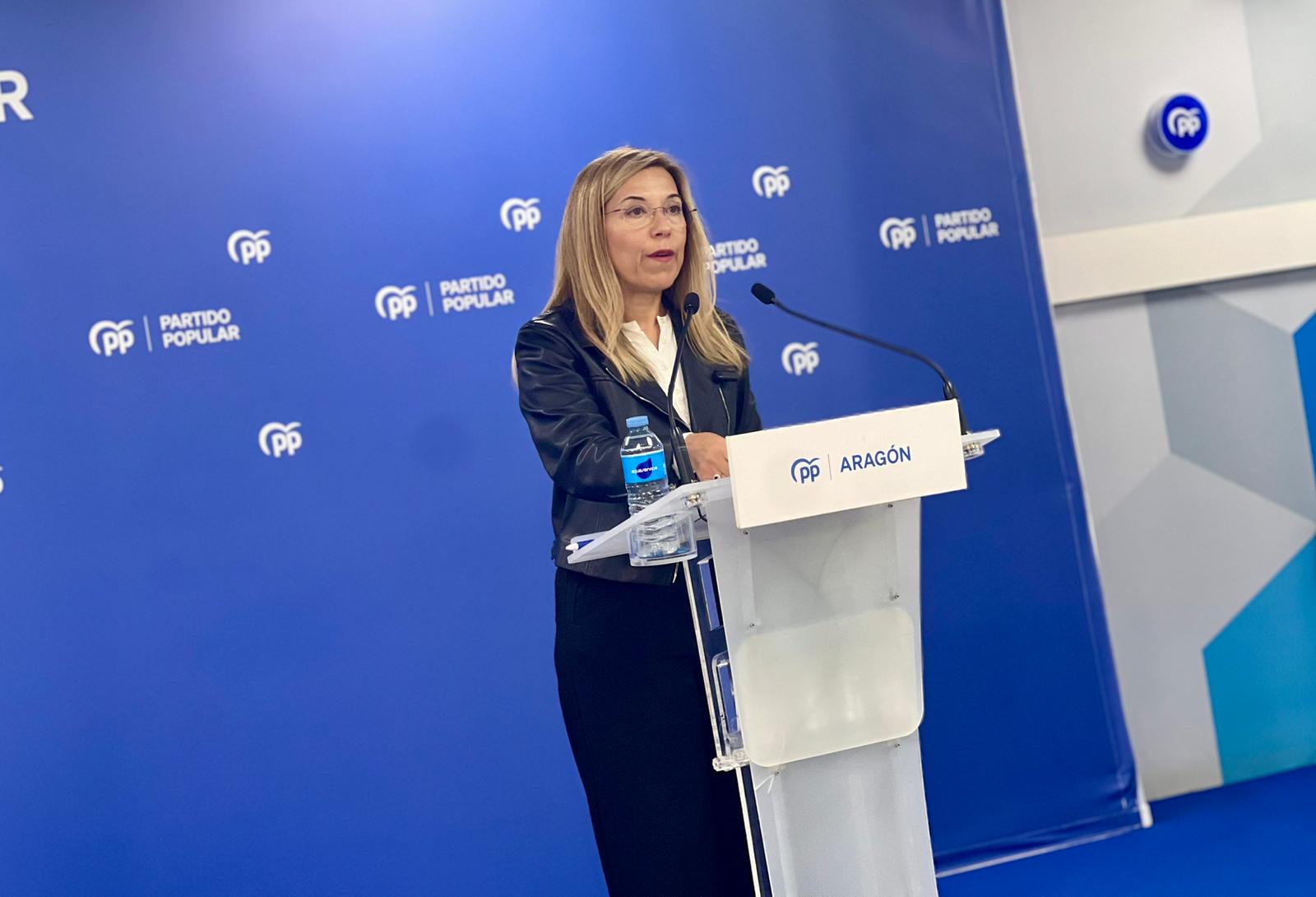 Ana Alós en la rueda de prensa en la que ha criticado la política ferroviaria del ministro de Transportes Óscar Puente