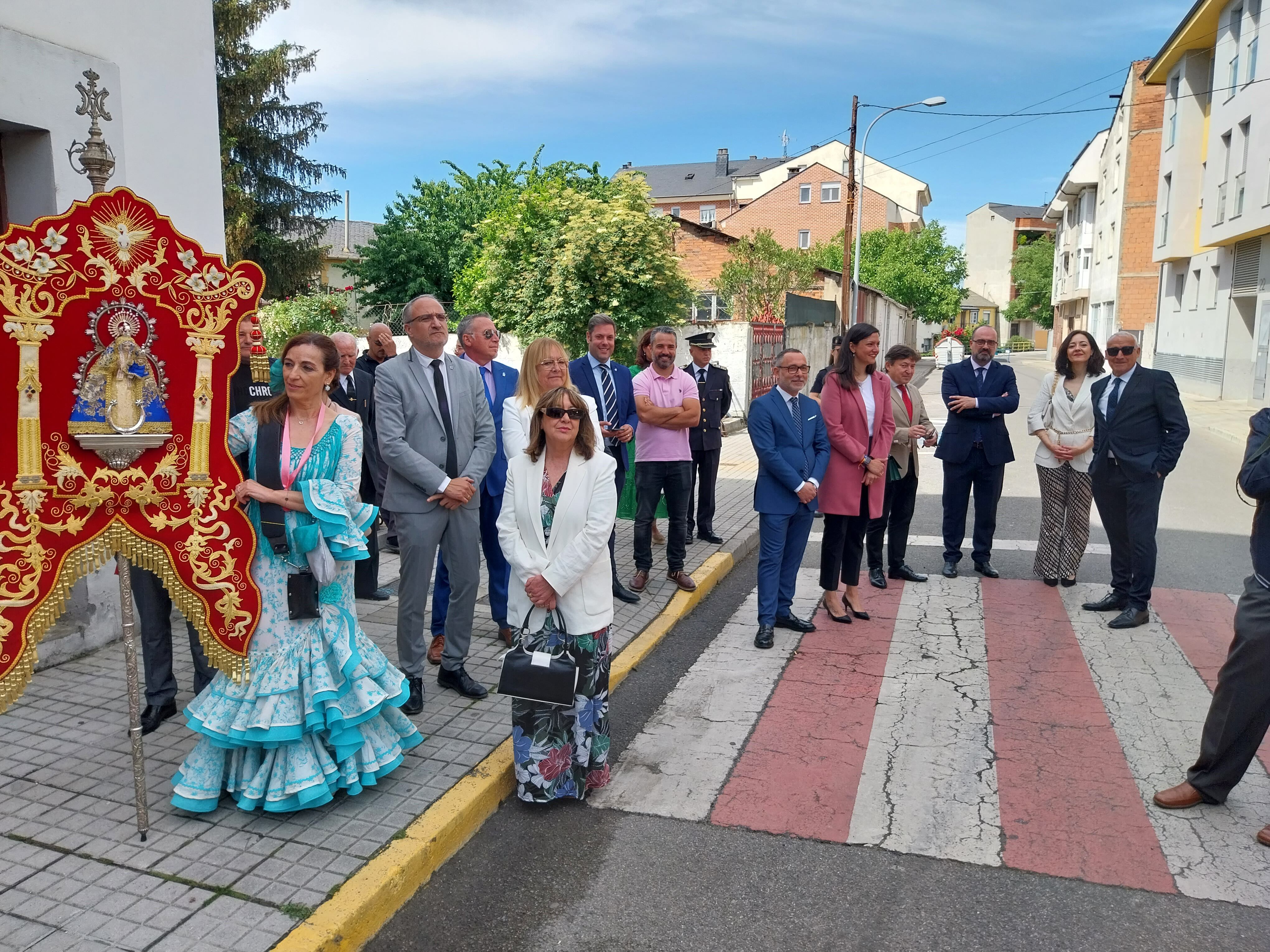 Las autoridades, esperando la salida de la procesión