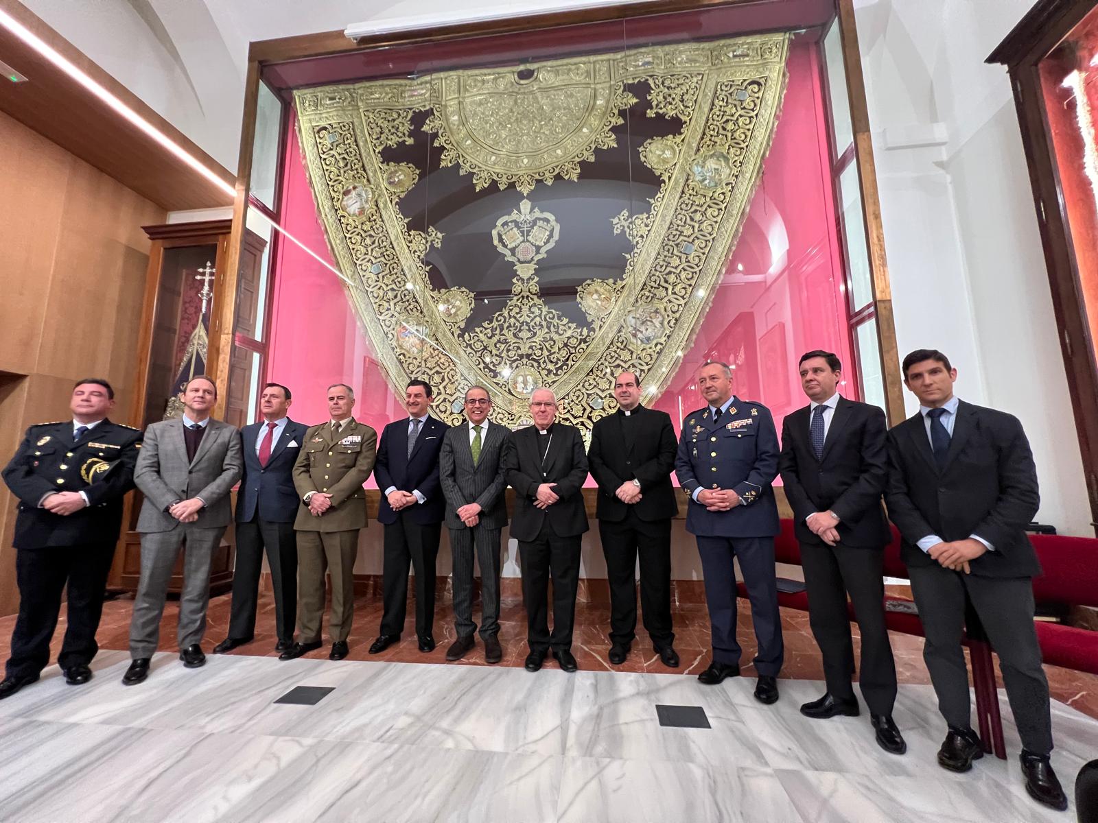 Foto de familia tras la inauguración de la nueva casa de hermandad de Los Estudiantes