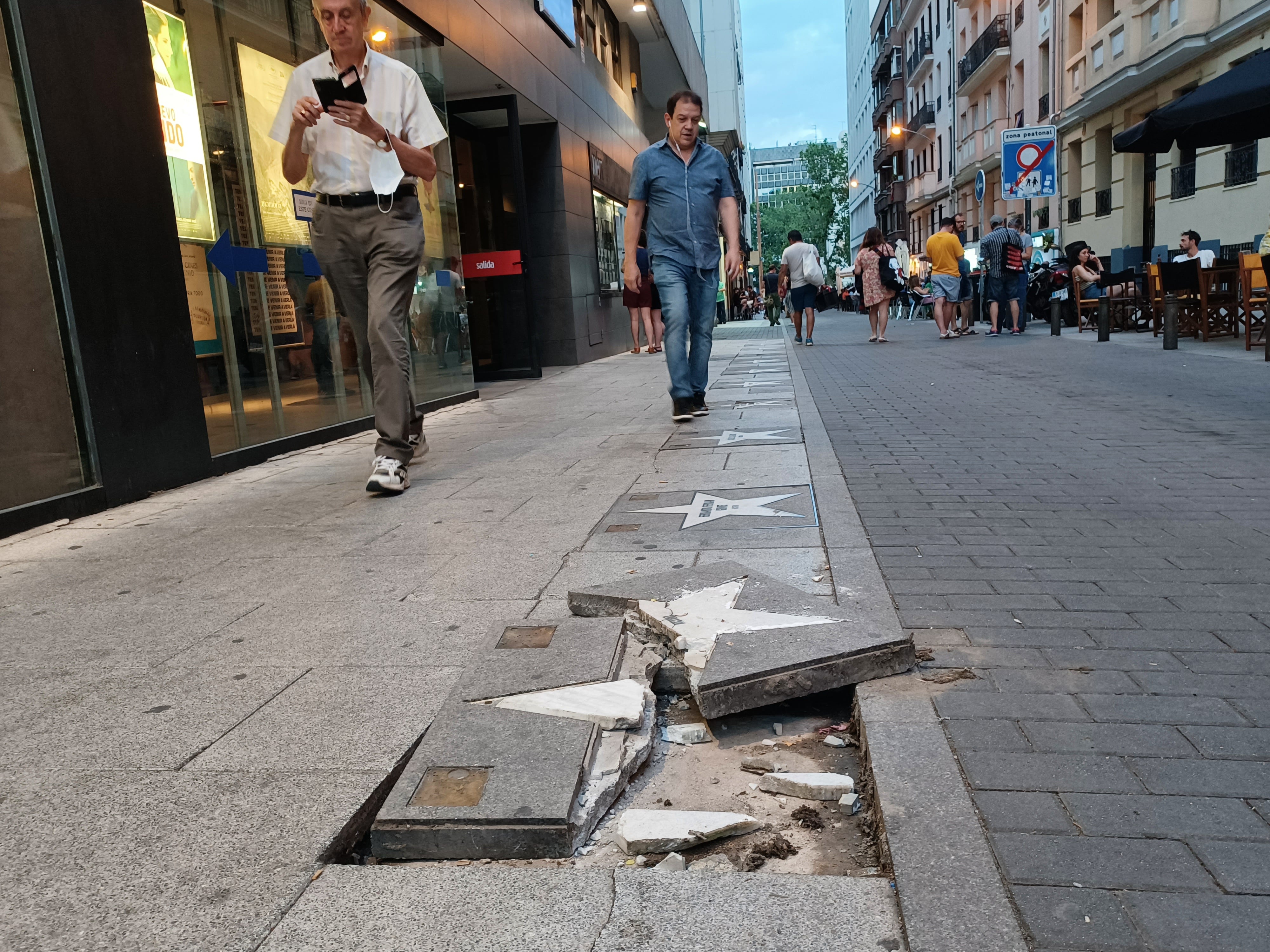 La estrella que la actriz Penélope Cruz tiene en el Paseo de la Fama de Madrid, en la calle de Martín de los Heros, ha amanecido este domingo destrozada y las letras con su nombre han desaparecido.