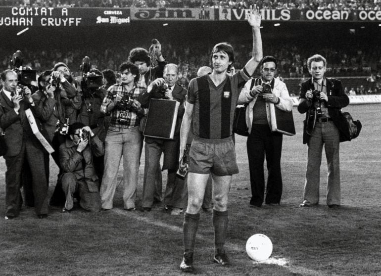 Fotografía de archivo del exfutbolista holandés Johan Cruyff, que ha fallecido en Barcelona a los 68 años de edad tras meses de lucha contra el cáncer, durante el partido de despedida celebrado contra el Ajax de Amsterdam en el estadio del Nou Camp