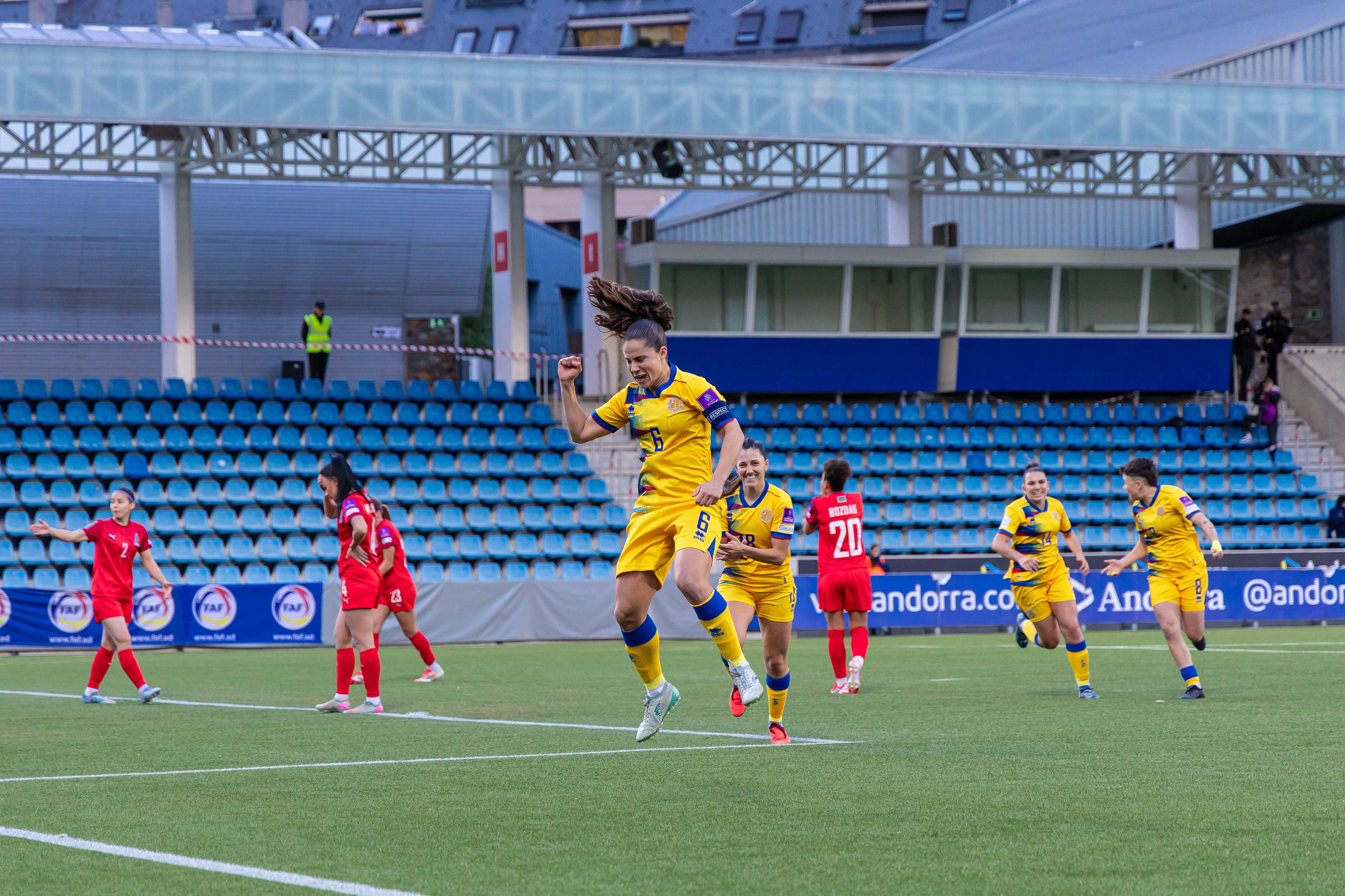 La capitana de la selecció femenina, Tere Morató, avançava les tricolors davant Azerbaidjan ahir al tercer partit del premundial disputat a l'Estadi Nacional