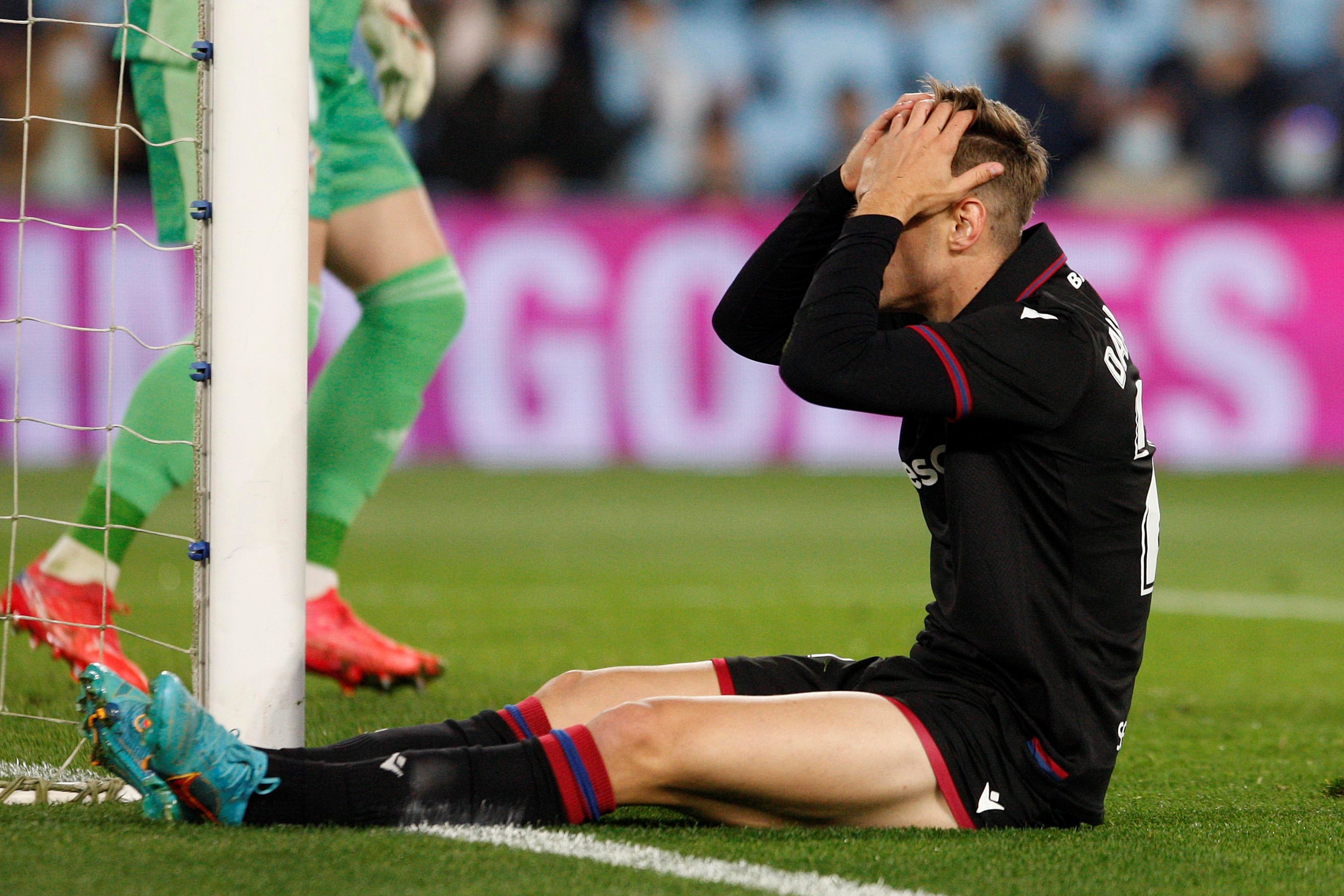 Vigo (Pontevedra) 21/02/2021.- El delantero del Levante Dani Gómez se lamenta tras fallar una ocasión durante el encuentro correspondiente a la jornada 25 de primera división que disputan ante el Celta de Vigo hoy lunes en el estadio de Balaidos, en la capital viguesa. EFE / Salvador Sas.