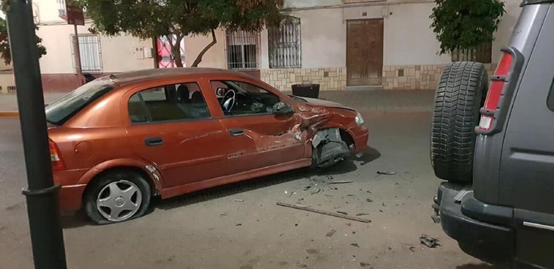 El choque fue muy violento en pleno casco urbano de Puente de Génave