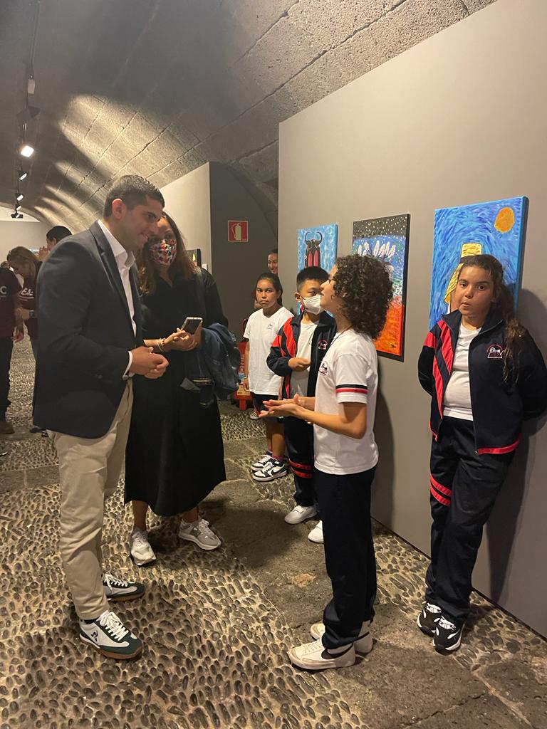 El consejero de los CACT, Benjamín Perdomo, con alumnos del CEIP Antonio Zerolo de Arrecife.