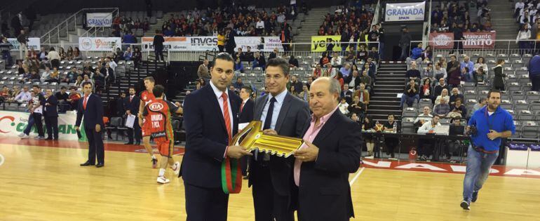 El portavoz municipal de Ciudadanos, Luis Salvador(en el centro) participando junto al alcalde de Granada, Torres Hurtado(a la derecha) en un acto de gobierno como fue la entrega de la simbólica llave del Palacio de los Deportes de Granada a la Fundación Club Baloncesto Granada