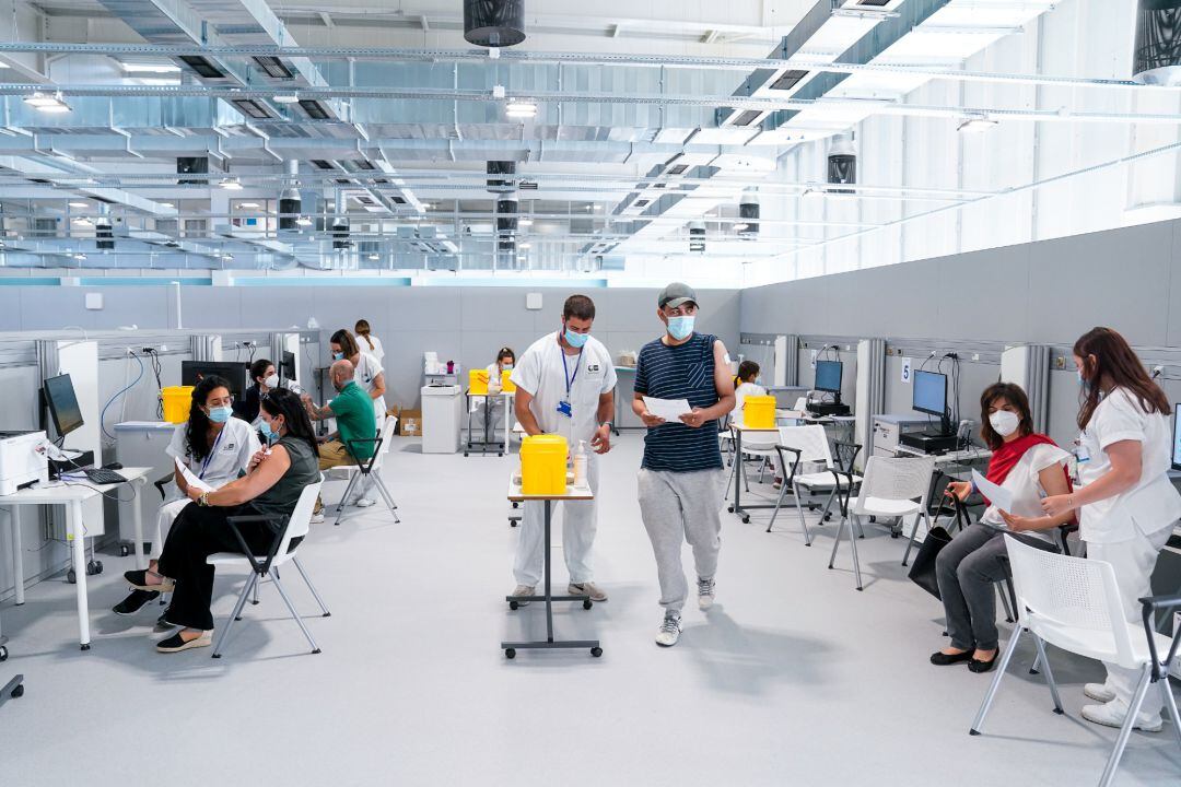 Enfermeros y pacientes en las instalaciones del Hospital público de emergencias Enfermera Isabel Zendal