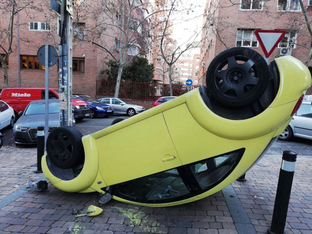 El coche tras sufrir un aparatoso accidente en una estrecha calle de Madrid 