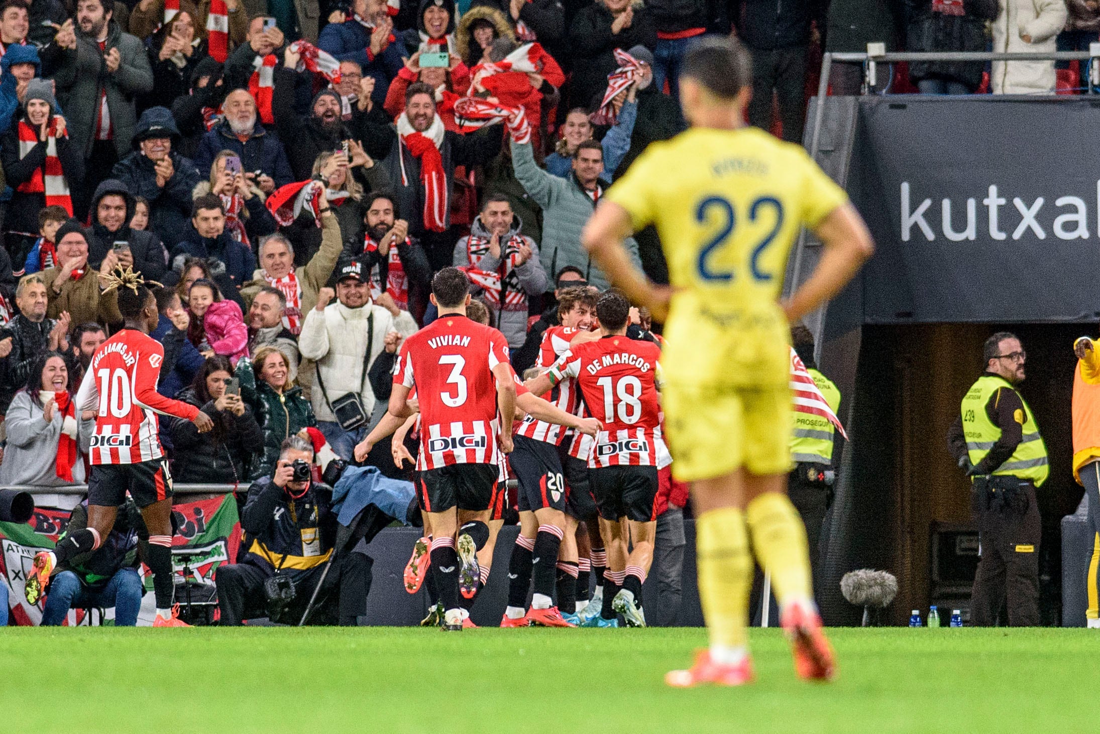 BILBAO (PAÍS VASCO), 08/12/2024.- Los jugadores del Athletic Club celebran el segundo gol del equipo bilbaíno este domingo, durante el partido de la jornada 16 de LaLiga EA Sports, en el estadio de San Mamés, en Bilbao. EFE/ Javier Zorrilla
