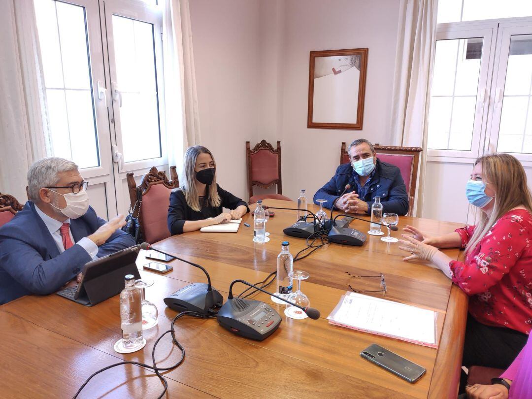 Reunión de la viceconsejera de Turismo del Gobierno de Canarias, Teresa Berástegui, con el consejero de Turismo del Cabildo de Lanzarote, Ángel Vázquez.