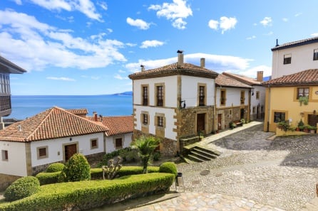 Calles empedradas del centro de Lastres