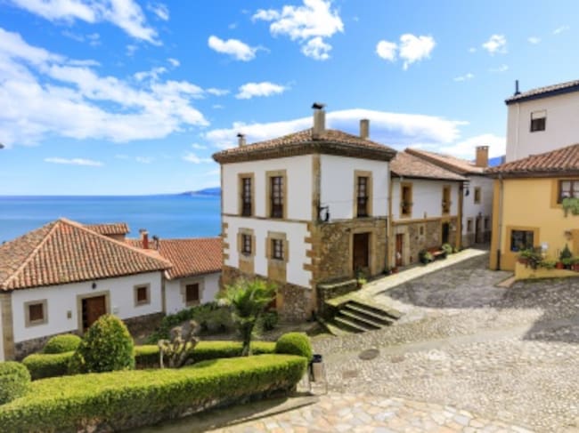 Calles empedradas del centro de Lastres