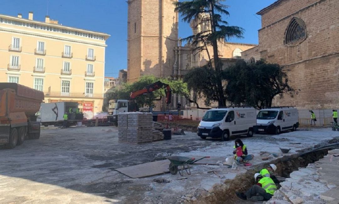 Zanja abierta por Iberdrola en la zona norte de la plaza de la Reina