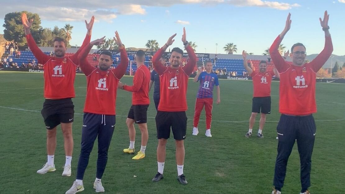 El cuerpo técnico del Eldense refuerza el trabajo del equipo en el campo