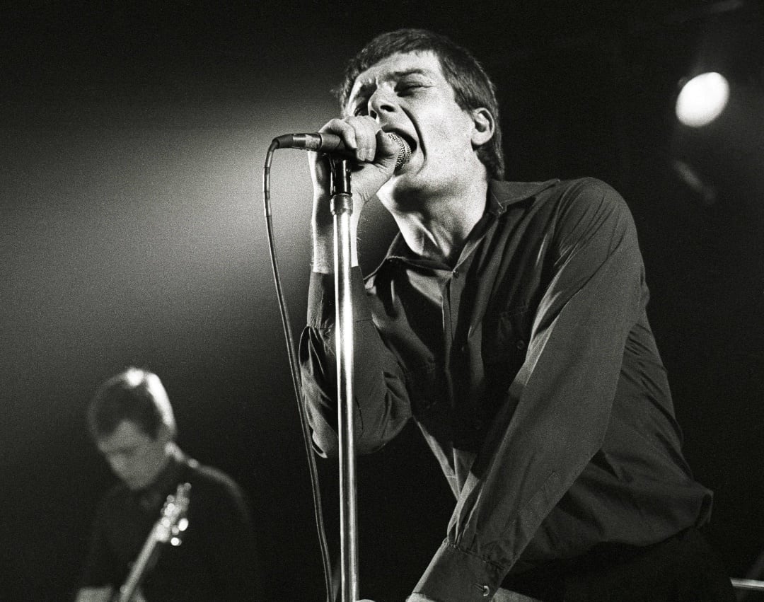 Ian Curtis durante una actuación de Joy Division en Holanda en 1980 unos meses antes de su muerte