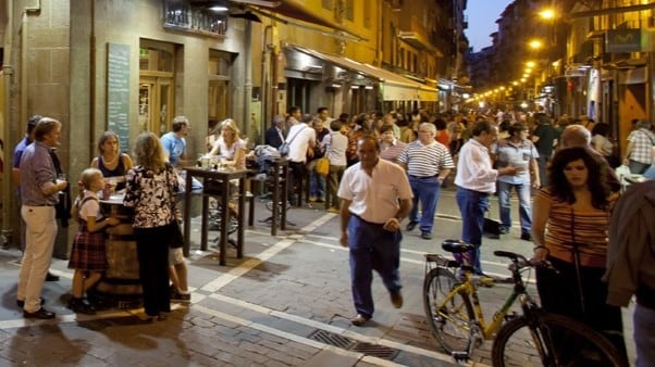 Gente en una calle de Pamplona