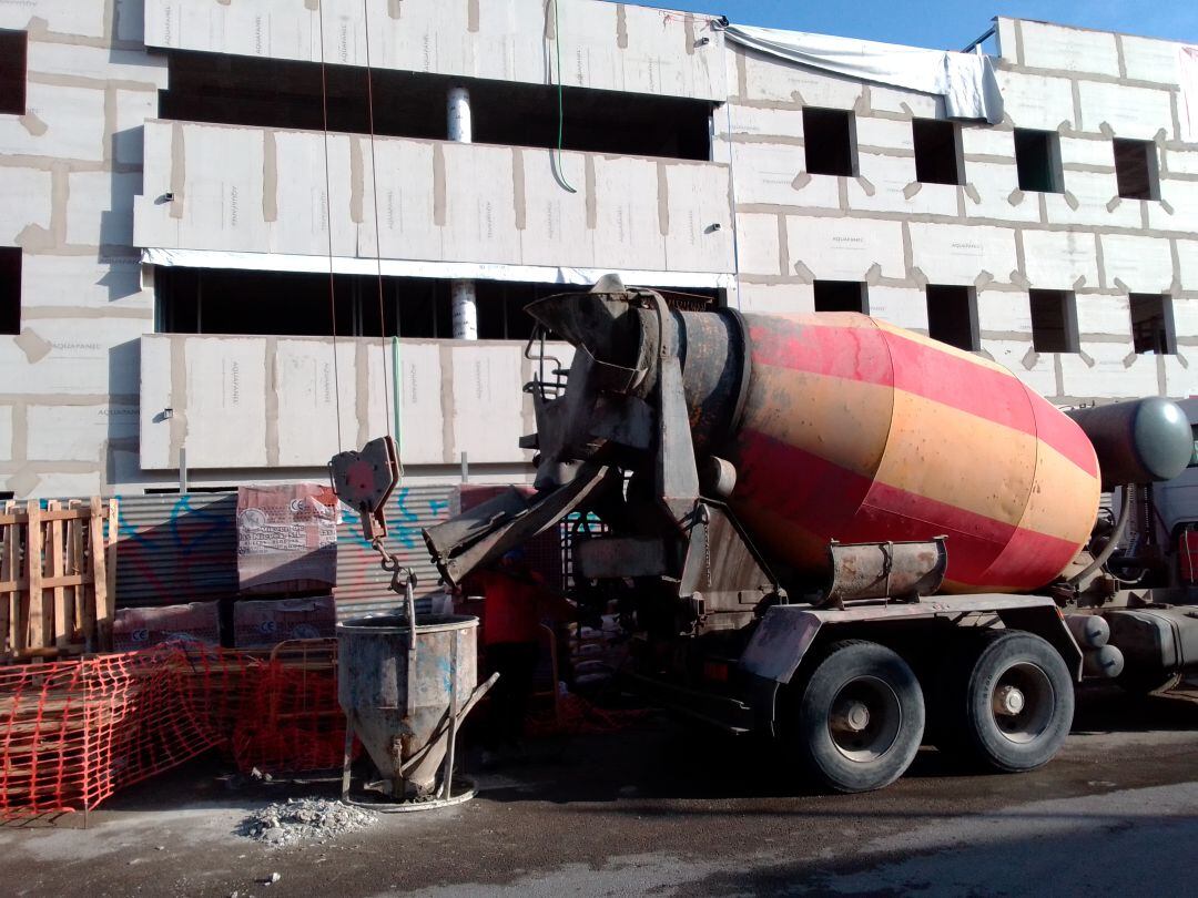 La construcción debe cesar su actividad.