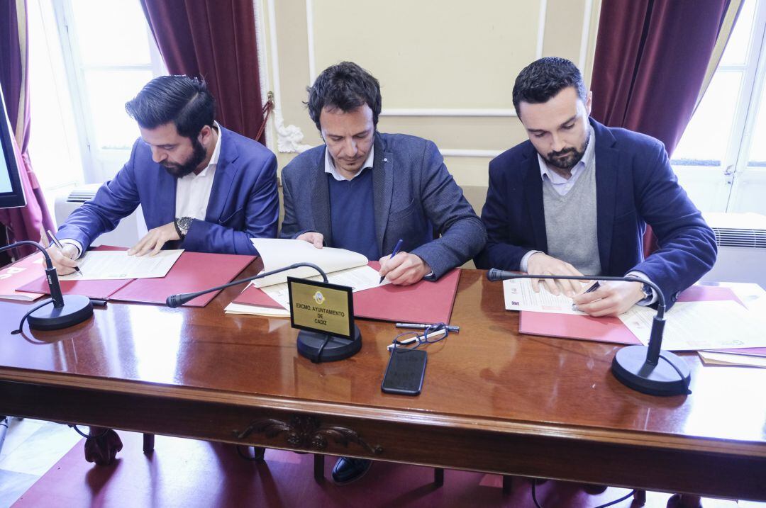 Fran González, José María González y Martín Vila el pasado 13 de abril durante la firma del acuerdo de presupuestos