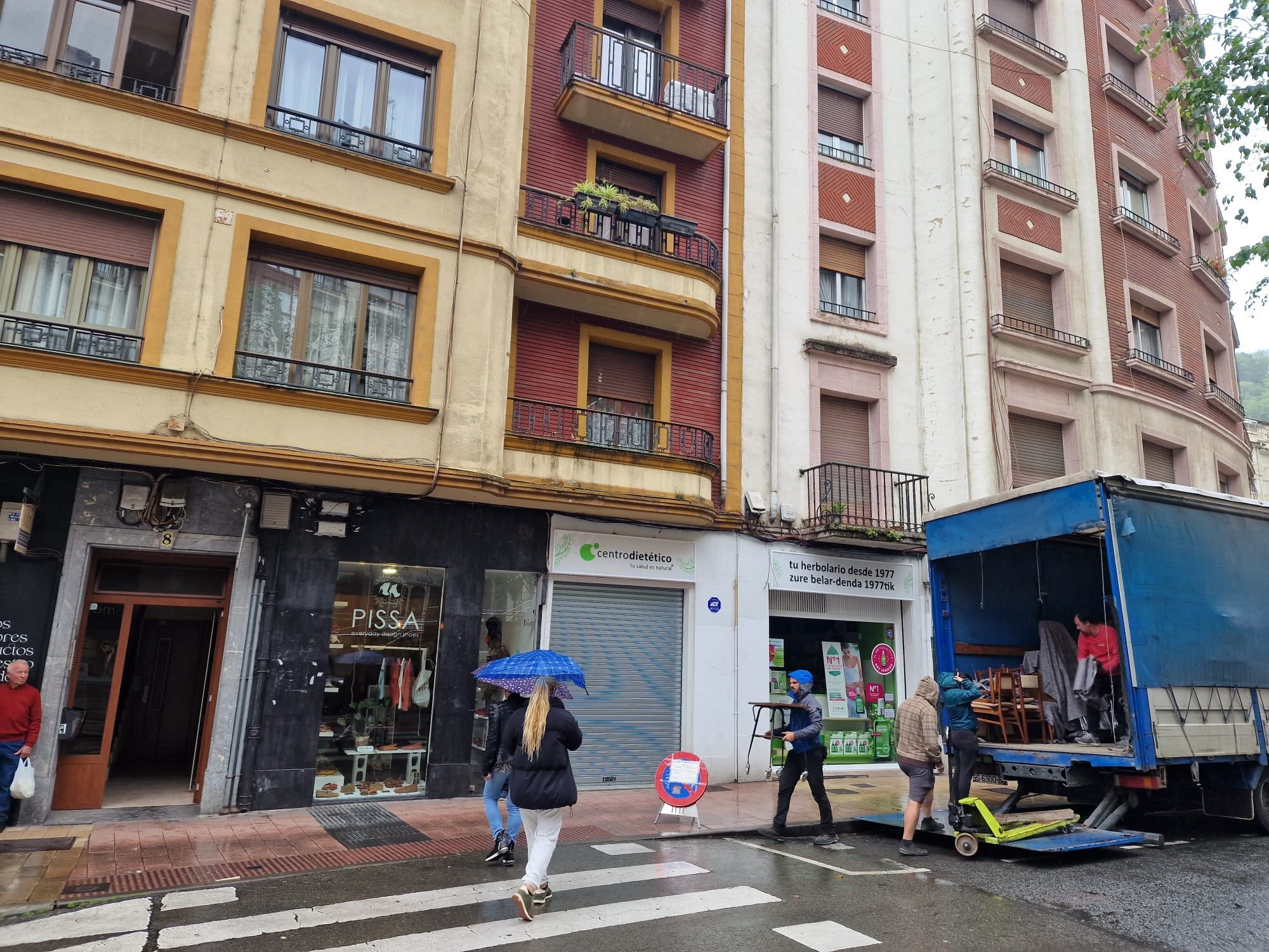 Trabajadores de la película descargando la decoración para rodar dentro del inmueble del portal número 8 de la calle Julian Etxeberria