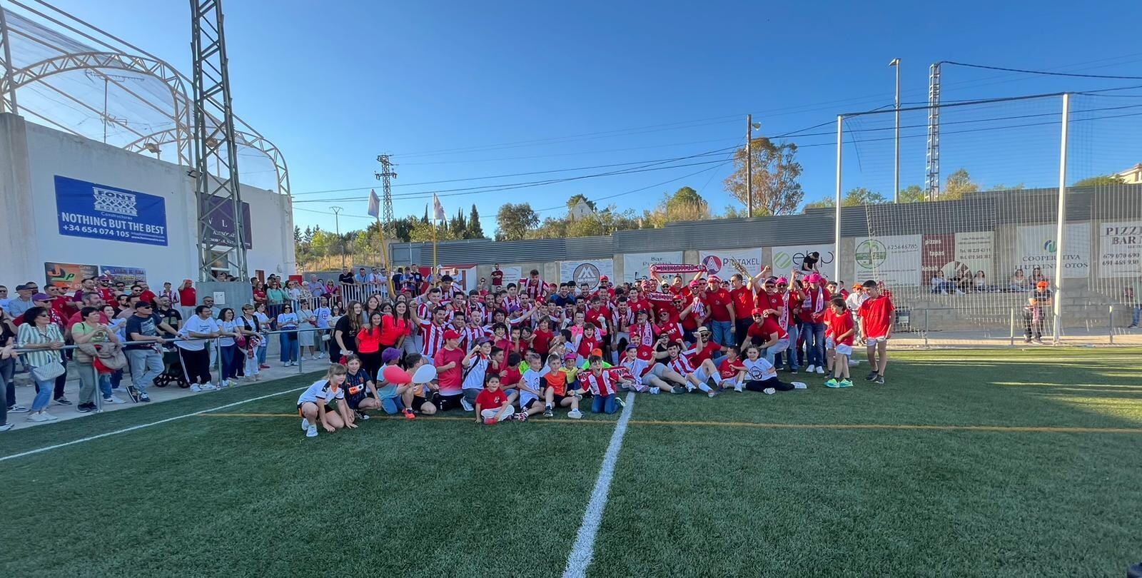 Jugadors i aficionats del Llutxent CF celebren l'ascens a Primera FFCV