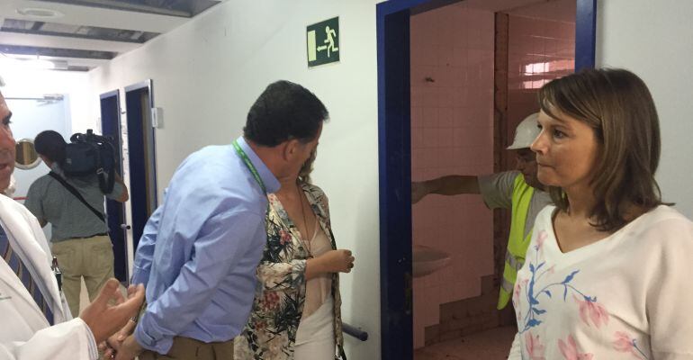 La delegada del gobierno, Ana Cobo, y el gerente del Complejo Hospitalario de Jaén, José Luis Salcedo, visitan las obras del hospital.