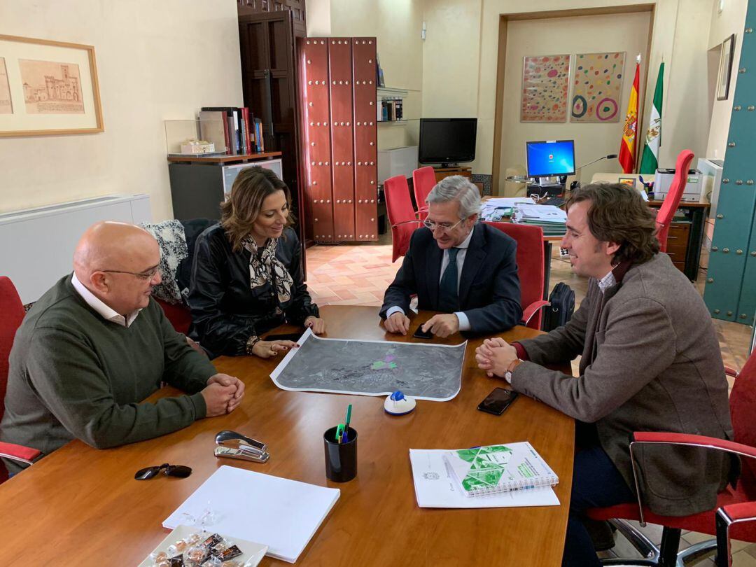 La alcaldesa, Mª Paz Fernández, el concejal de Urbanismo, Jesús Vázquez, y el asesor de este área, Diego Gutiérrez, se han reunido con representantes de la Junta