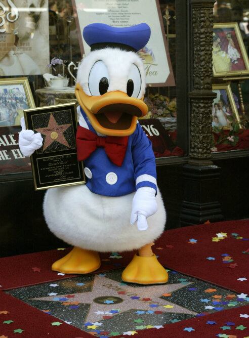 El pato Donald recibe una estrella en el paseo de la fama de Hollywood en su 75 cumpleaños (Imagen de archivo)