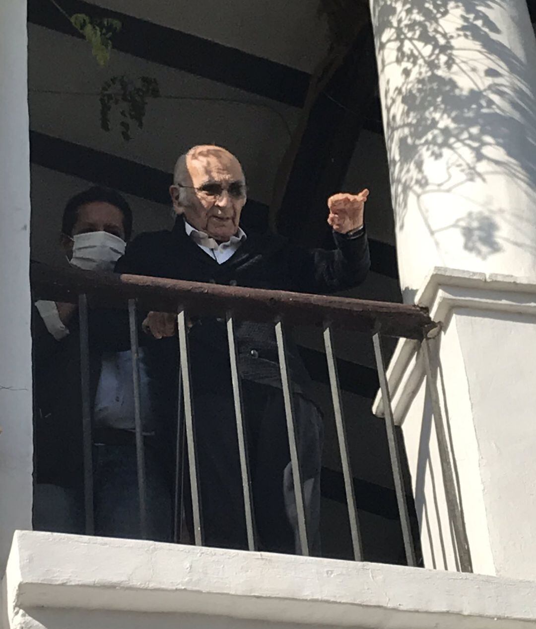 Francisco Brines atiende a los medios desde el balcón como medida de seguridad por la Covid-19 