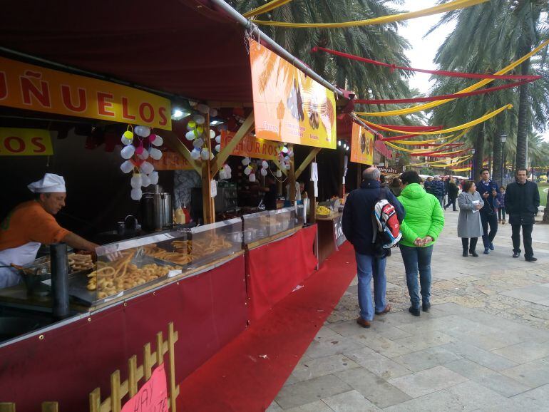 A pesar de la lluvia y el frío se ven muchos visitantes: residentes, turistas e incluso hemos visto al portavoz del Govern y conseller de presidencia, Marc Pons, paseando (al fondo a la derecha).