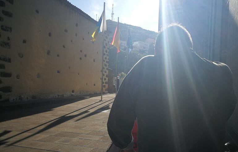 Es la figura de José, un nombre ficticio atribuido al padre de la víctima de quince años que, presuntamente, fue violada por el dueño del bar Simpalabras de La Laguna.