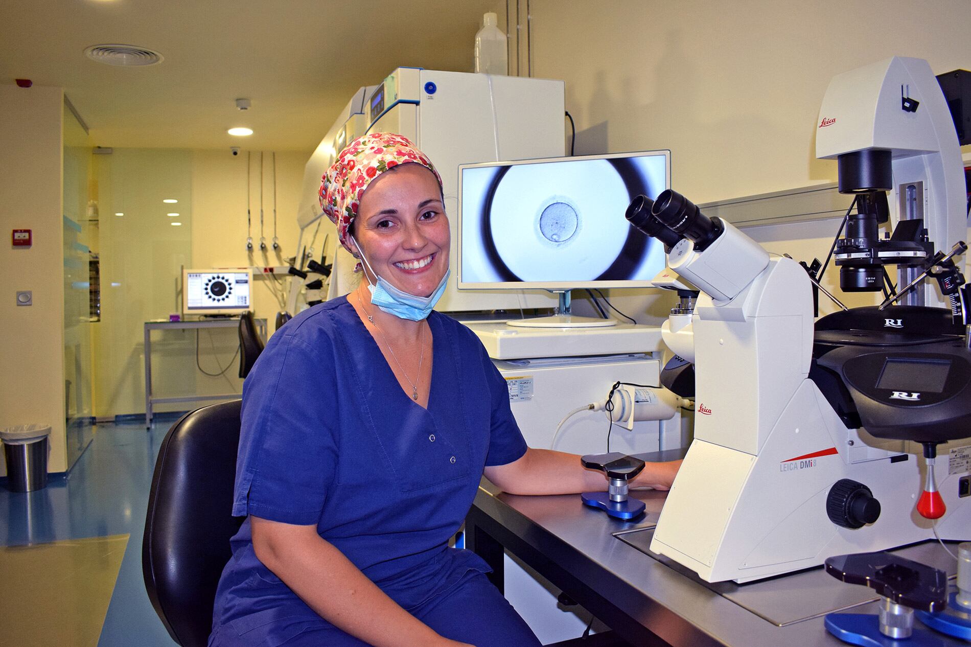 La doctora Llanos Medrano, en el Laboratorio de IVF-Life Alicante