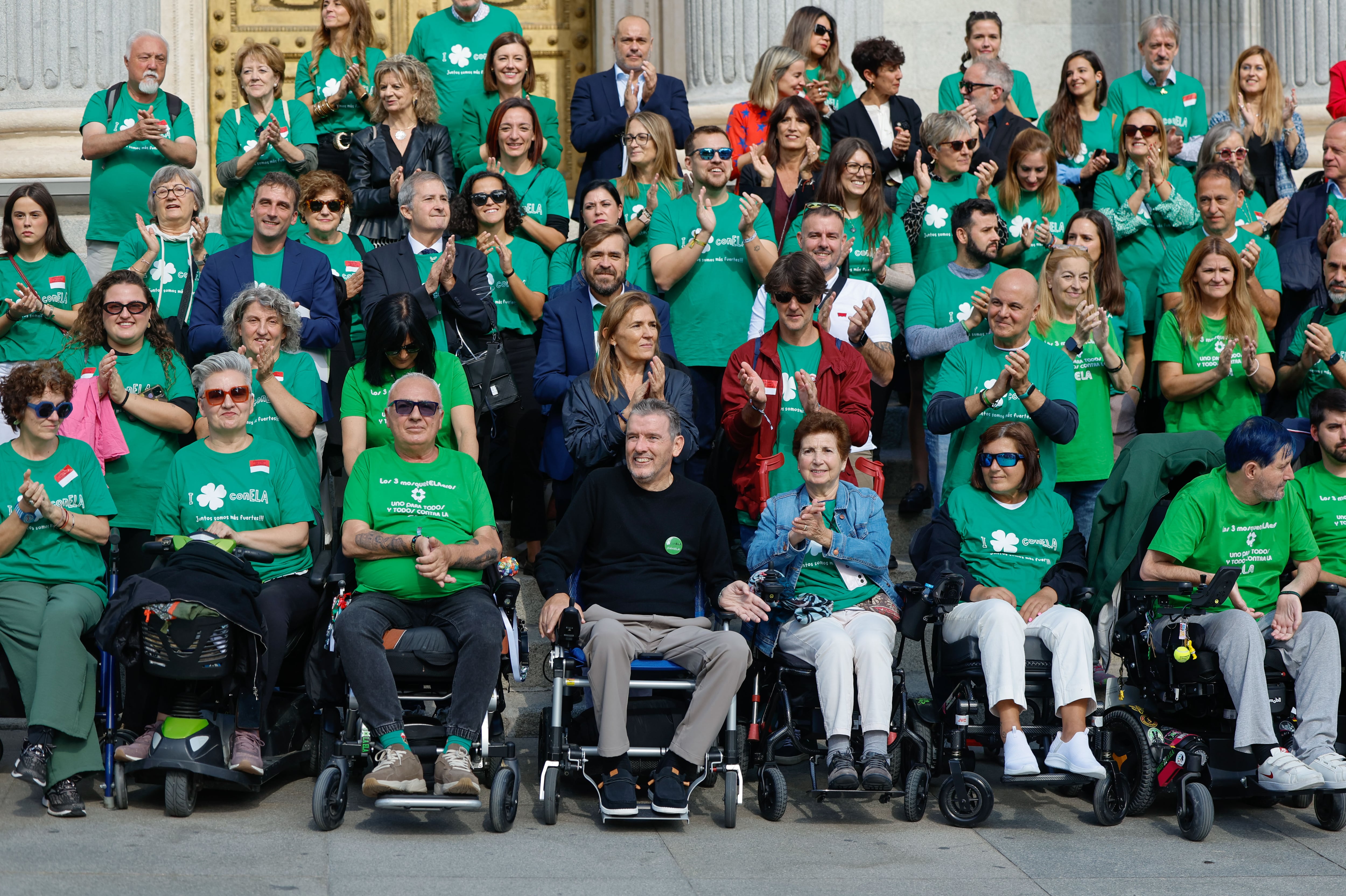 Juan Carlos Unzué (c, con jersey negro), exfutbolista, exentrenador y enfermo del ELA, celebra junto a pacientes de ELA y sus familiares la aprobación de la ley ELA en el exterior del Congreso de los Diputados en Madrid el pasado 10 de octubre. EFE/ Sergio Pérez