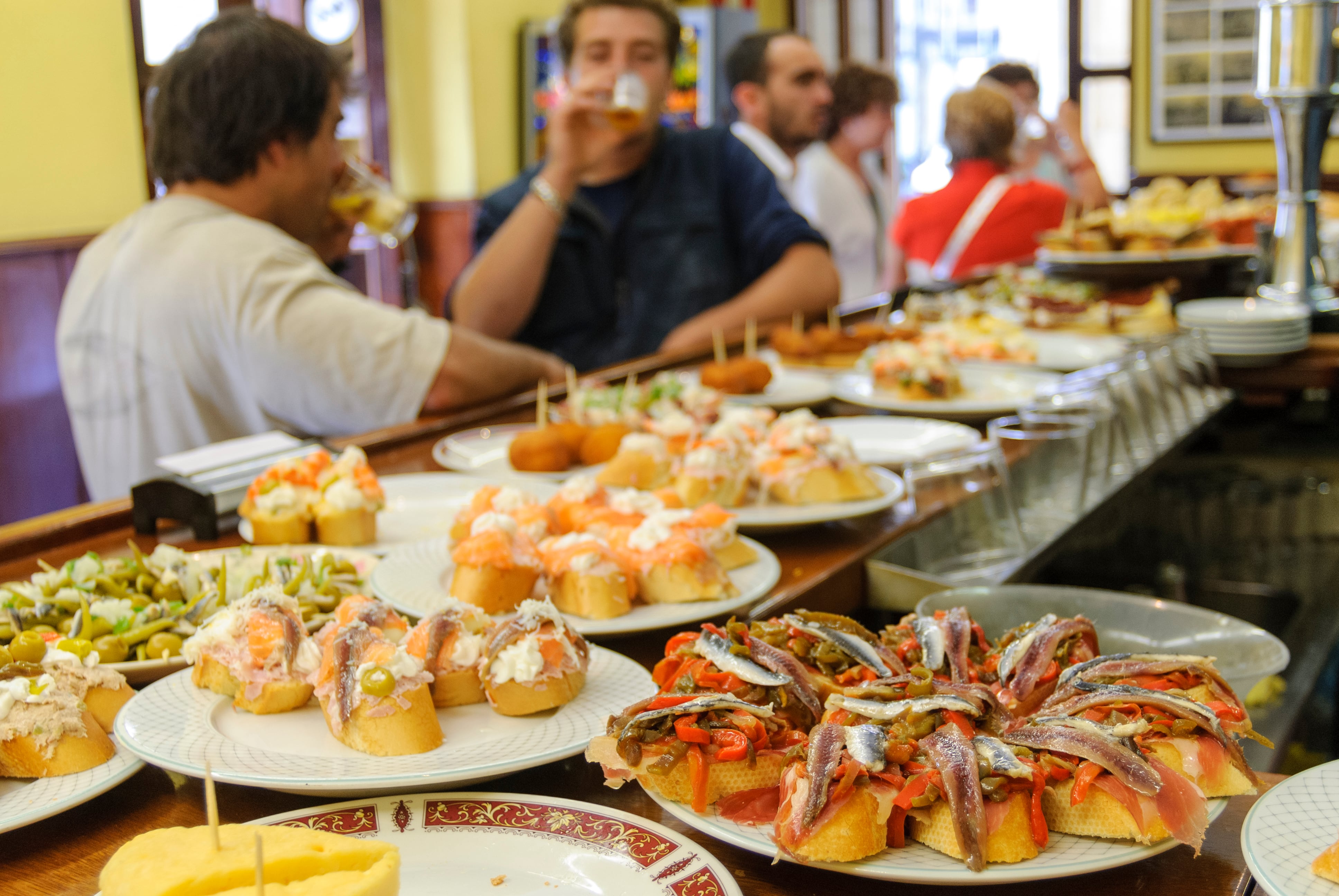 Barra de un bar lleno de pinchos