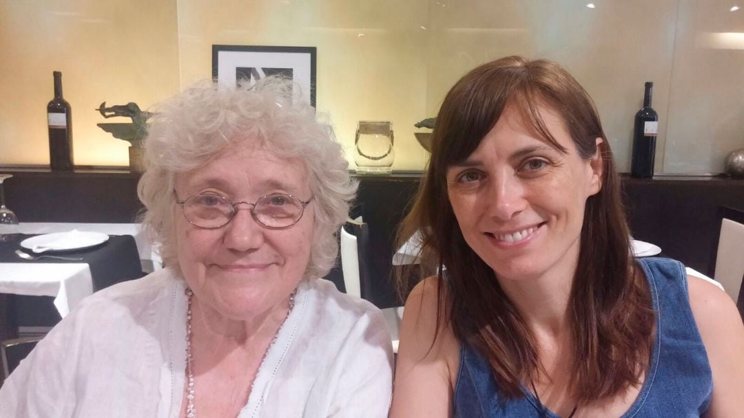 L'escriptora Isabel-Clara Simó i la seua filla major, Cristina Dalfó, a Barcelona