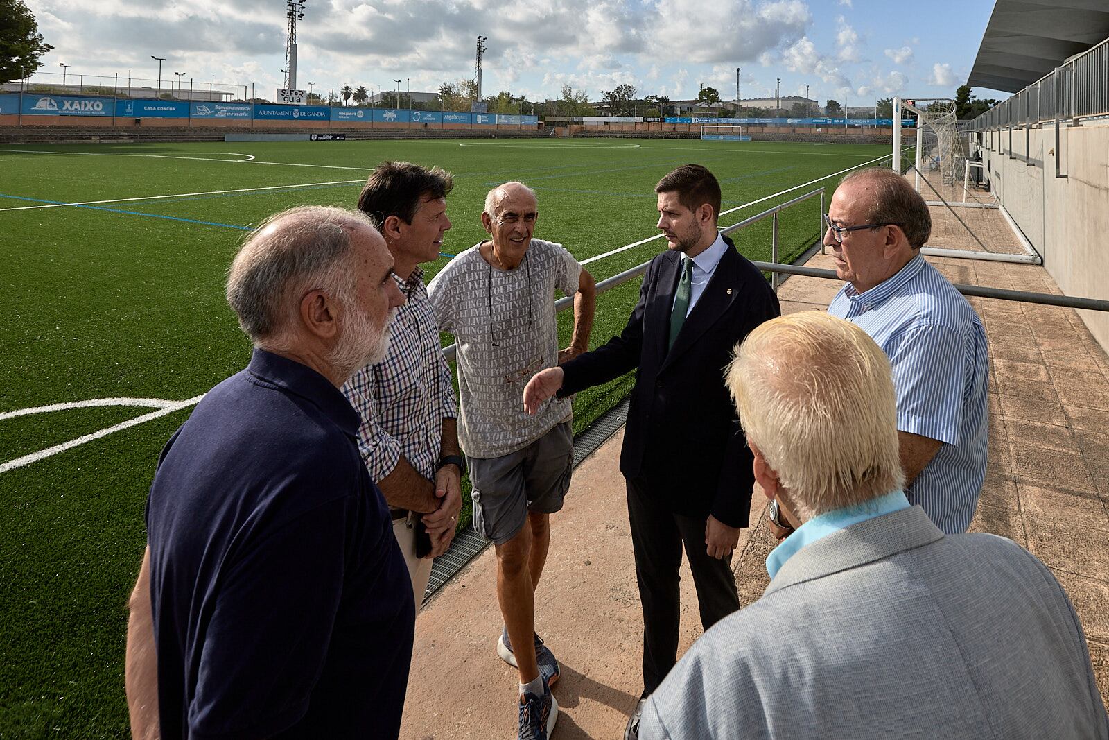 El alcalde, José Manuel Prieto, con el concejal de Deportes, Jesús Naveiro junto a la Junta Gestora