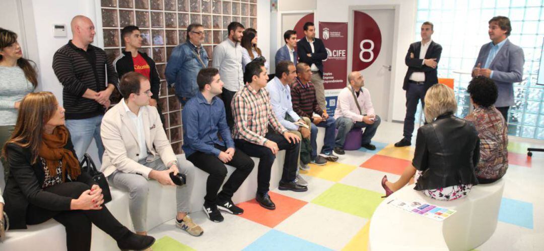 El alcalde se reunió con los empresarios que recibieron las ayudas el pasado año.