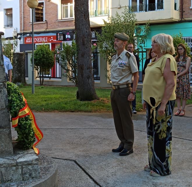 El subdelegado de Defensa, Rafael Matilla, y la delegada territorial de la DGA en Huesca, en el homenaje a los caídos