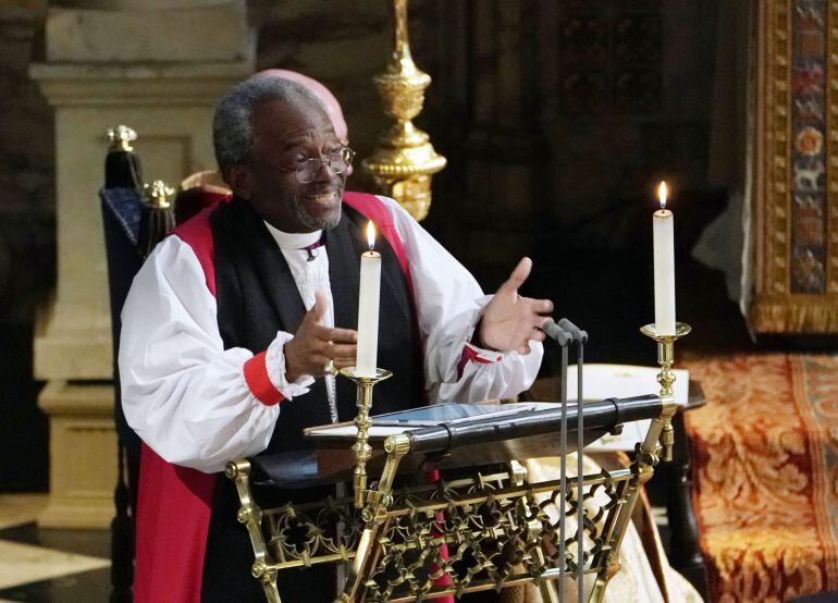 El obispo Michael Curry oficiando el sermón en la boda real entre el príncipe Enrique y Meghan Markle.